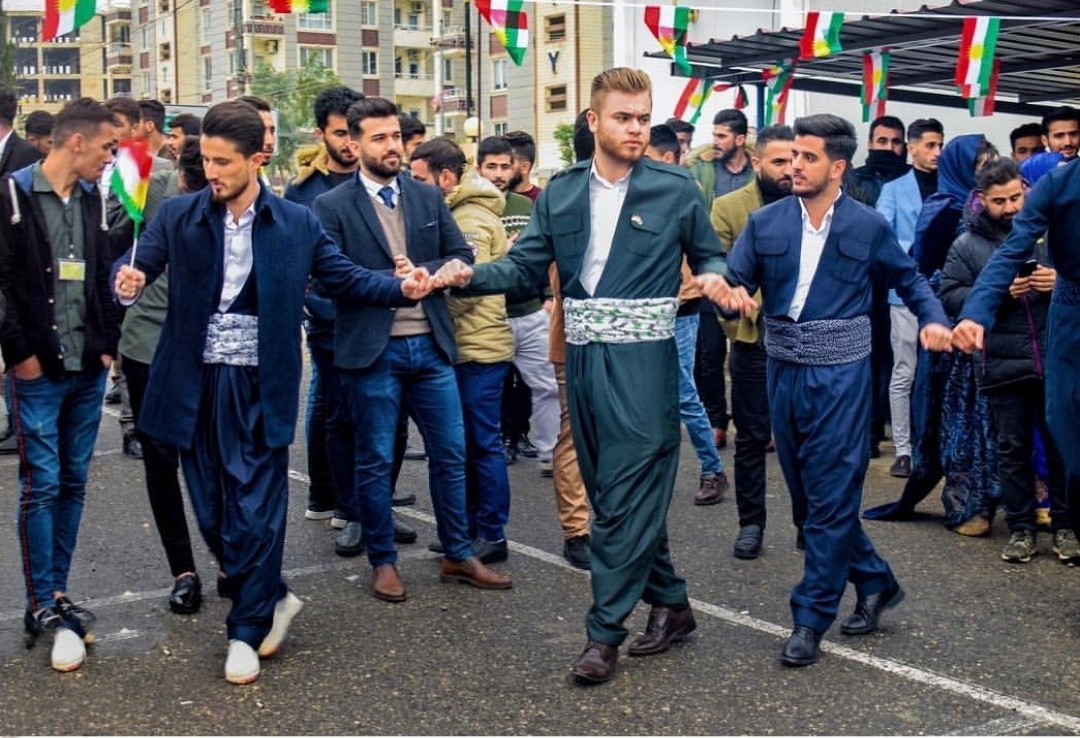 stof in de ogen gooien zuur Mew Mew Kurdish Clothes Day